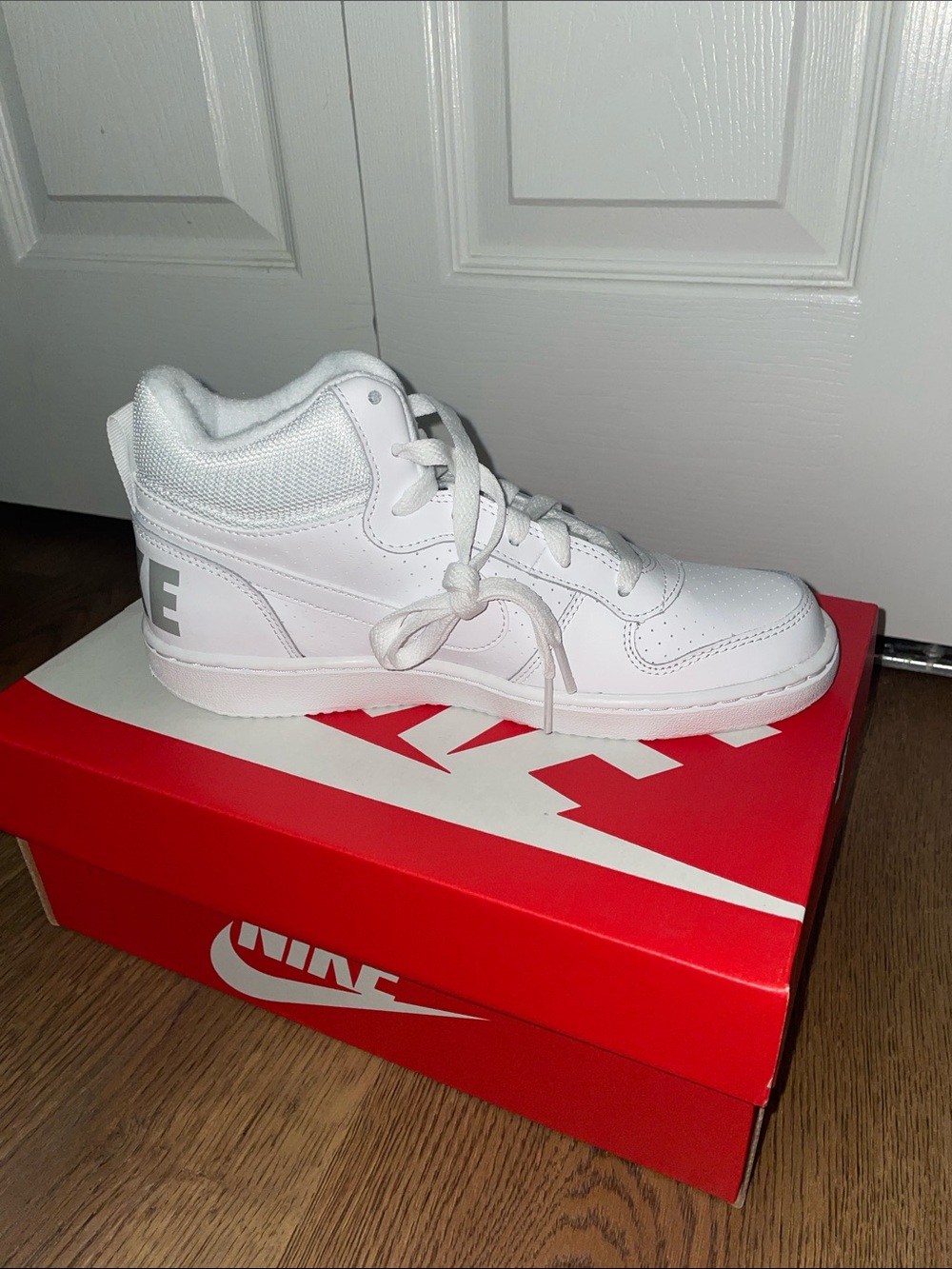 NIB Nike Court Borough Mid GS Unisex Kids White Mid Leather Sneakers 6Y